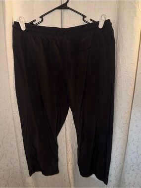Lululemon black straight leg crops